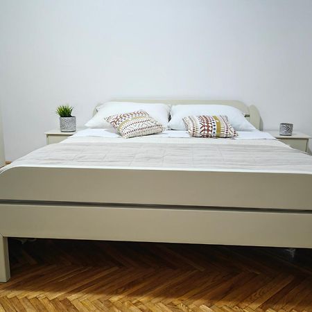 Orient Apartman Sremska Kamenica Bagian luar foto