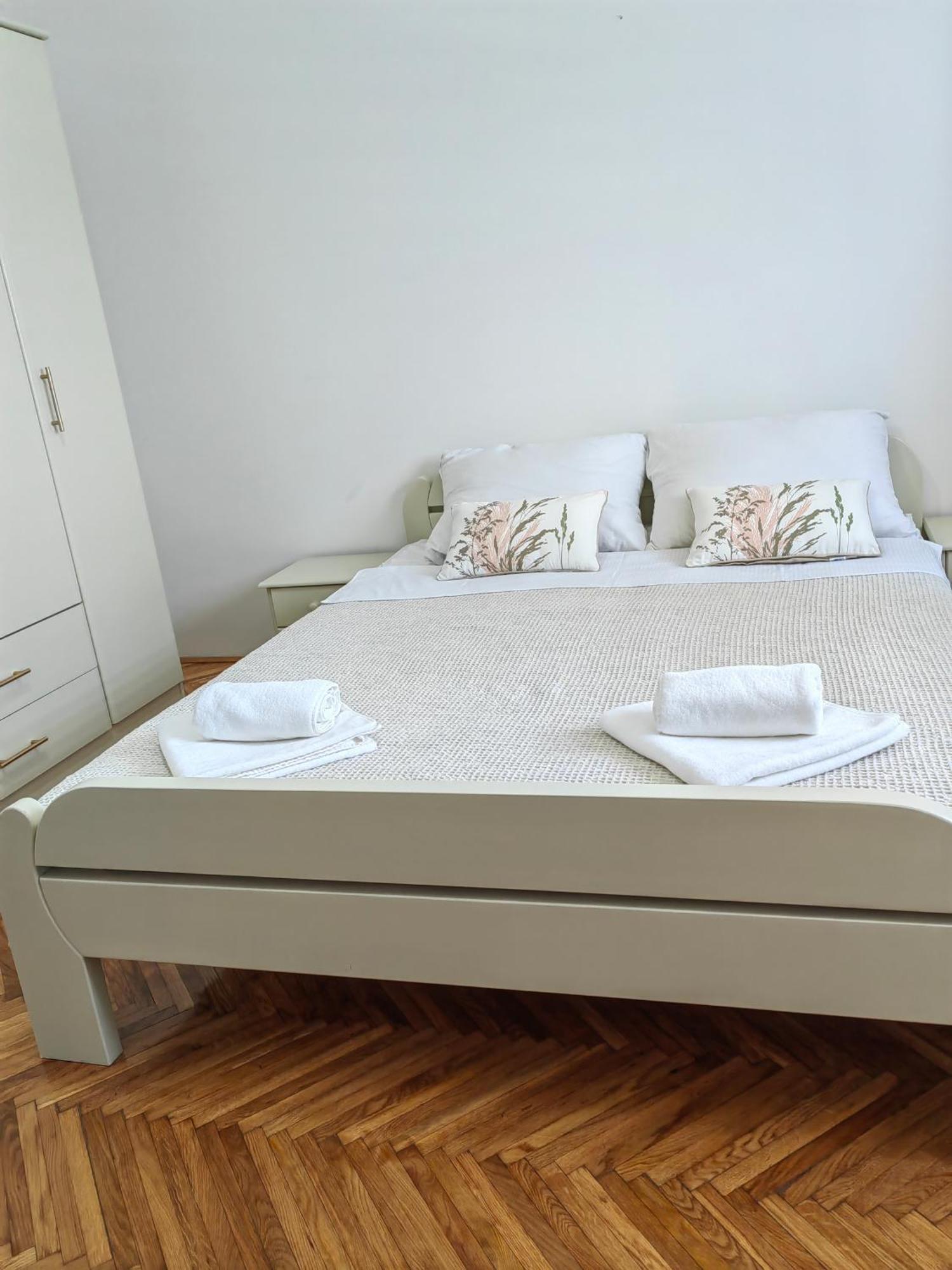 Orient Apartman Sremska Kamenica Bagian luar foto