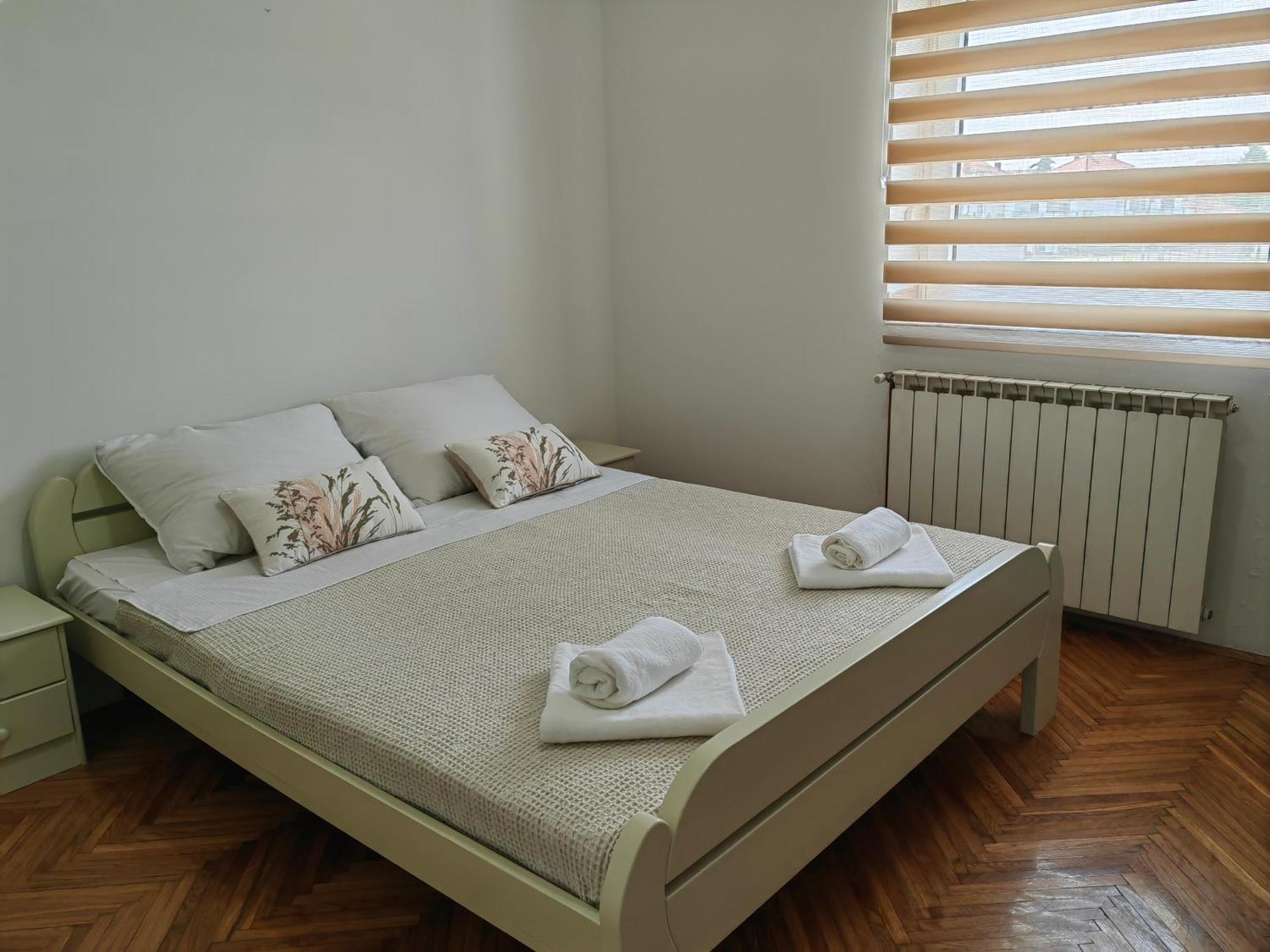 Orient Apartman Sremska Kamenica Bagian luar foto